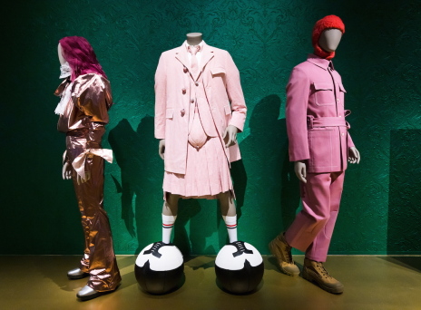 Fashioning Masculinities: The Art of Menswear. Μια έκθεση στο Victoria & Albert για την ιστορία, την τέχνη και την εξέλιξη του ανδρικού ρούχου. 