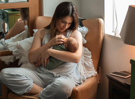 Μαμά κρατάει αγκαλιά το νεογέννητο μωρό της