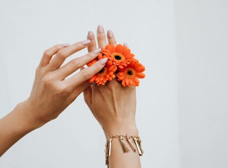 Πέντε tips για να αφαιρέσεις το βερνίκι νυχιών με φυσικό τρόπο και με πράγματα που υπάρχουν στο σπίτι, αν δεν υπάρχει ασετόν.