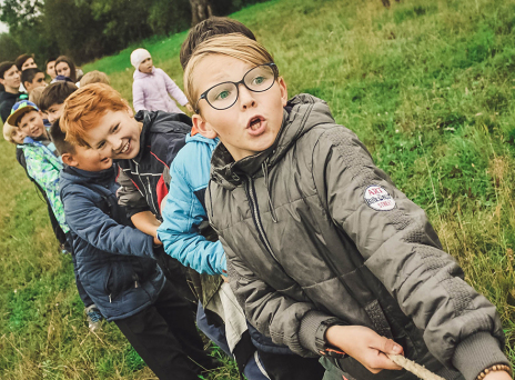 Παιδιά παίζουν στη φύση