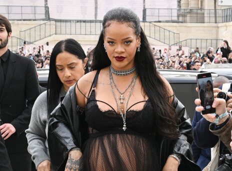 Η έγκυος τραγουδίστρια Ριάνα με διάφανο μαύρο φόρεμα φτάνει για το σόου του Dior, 2022