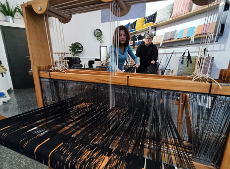 H Έλενα Λαναρά και η Γιώτα Σεριφίου yυφαίνουν στον αργαλειό