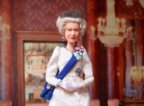 Η βασίλισσα της Αγγλίας Ελισάβετ Β’ έγινε Barbie - Η κούκλα κυκλοφόρησε με αφορμή τη συμπλήρωση 70 χρόνων της στον θρόνο.