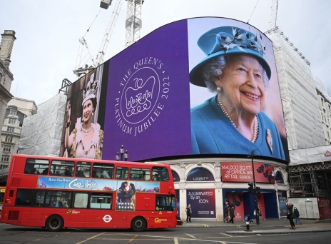Η Βασίλισσα Ελισάβετ σε αφίσα στο Λονδίνο
