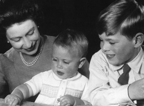 Η βασίλισσα Ελισάβετ ΙΙ με τους γιους της πρίγκιπα Άντριου και πρίγκιπα Έντουαρντ, στο κάστρου Ουίνδσορ, 1965