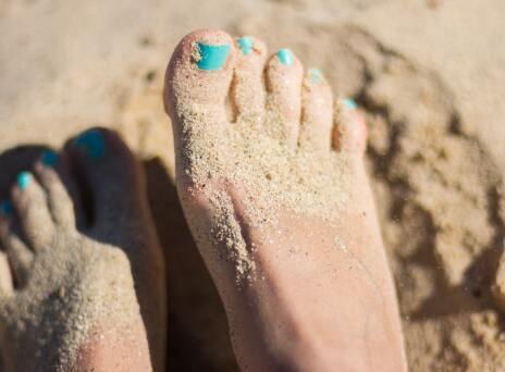 Συμβουλές ομορφιές: Πώς να κάνετε πεντικιούρ στο σπίτι - Τι κάνουμε με το βερνίκι και την ενυδάτωση.