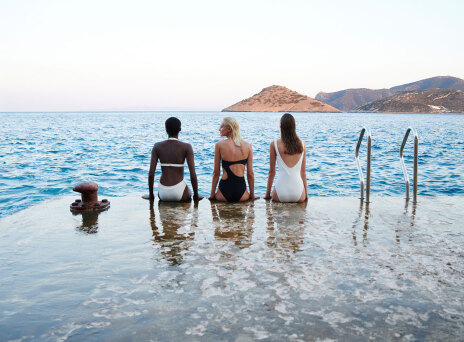 Μοντέλα με μαγιό Sophie Deloudi Bianca Collection