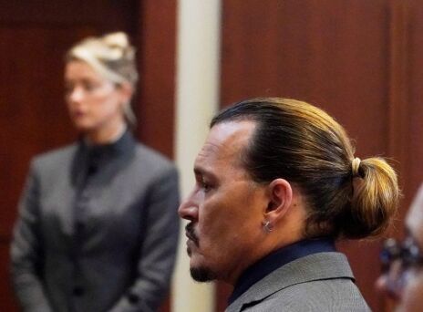  Γιατί ο Τζόνι Ντεπ δεν έχει κοιτάξει ούτε μια φορά την Άμπερ Χερντ στη δίκη