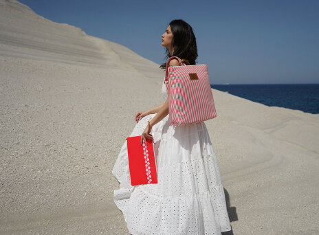 Μοντέλο με τσάντα Artpeckers