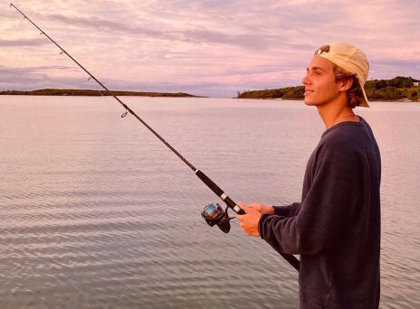 Ο Αχιλλέας-Ανδρέας, εγγονός του πρώην βασιλιά Κωνσταντίνου, πρωταγωνιστεί στη διαφημιστική καμπάνια του brand Zadig & Voltaire.