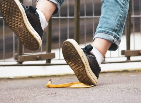 Άντρας που πατάει μπανανόφλουδα και πέφτει