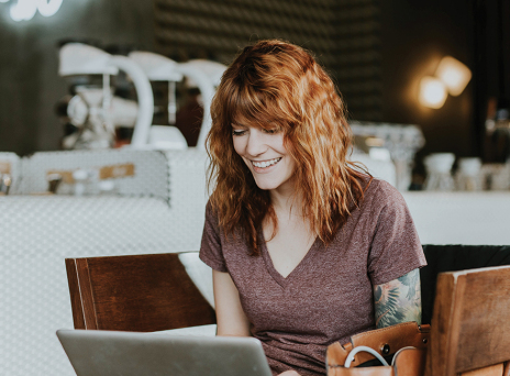 Γυναίκα που δουλεύει από το λάπτοπ της σε καφέ