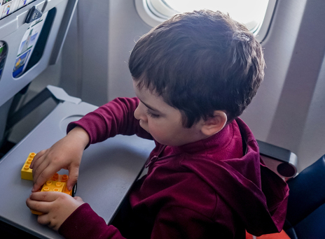 Παιδί στο αεροπλάνο, παίζει με lego