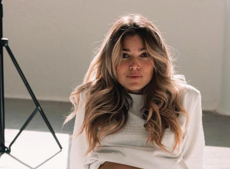 Η Βάσια Κωσταρά με ρούχα από την Circular Independence