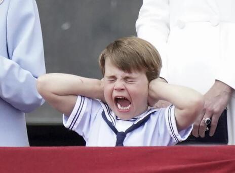 O πρίγκιπας Louis στο παλάτι του Buckingham είναι το πιο χαριτωμένο viral της ημέρας