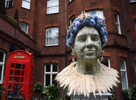 Σύνθεση από λουλούδια απεικονίζει τη βασίλισσα Ελισάβετ στην περιοχή Τσέλσι του Λονδίνου