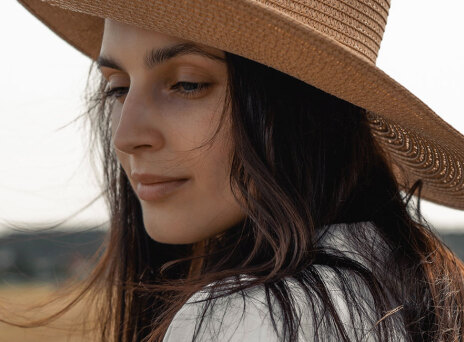 Γυναίκα με ψάθινο καπέλο