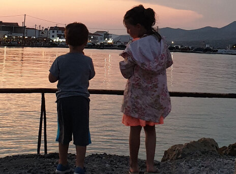 Παιδάκια με φόντο το ηλιοβασίλεμα