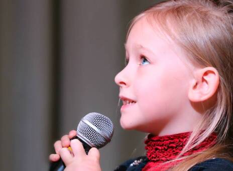 Μικρό κορίτσι που μιλάει στο μικρόφωνο