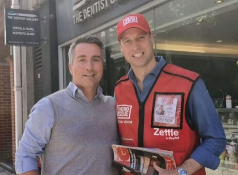 Ο πρίγκιπας Ουίλιαμ έγινε πωλητής γνωστού περιοδικού δρόμου στο Λονδίνο