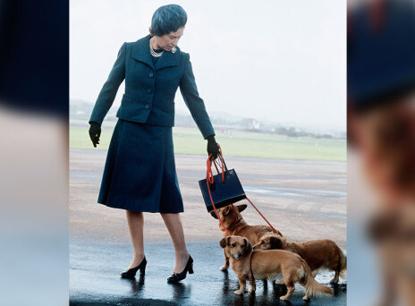 Η βασίλισσα Ελισάβετ φτάνει στο αεροδρόμιο του Aberdeen της Σκωτίας, μαζί με τα corgi σκυλάκια της, για τις διακοπές της στο Balmoral, 1974