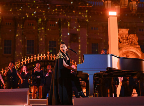 Η Αλίσια Κις ερμηνεύει στο πιάνο τραγούδια της στη συναυλία για τη βασίλισσα Ελισάβετ στο Λονδίνο