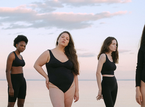 Γυναίκες με μαγιό μπροστά σττη θάλασσα