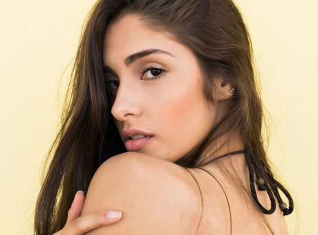 μελαχρινή γυναίκα πορτραίτο