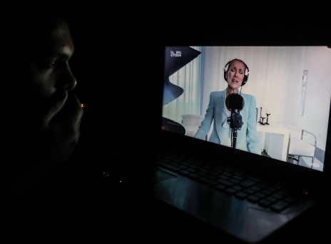 Άνδρας που παρακολουθεί στην οθόνη του υπολογιστή συναυλία της Celine Dion