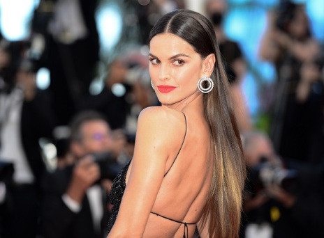 Η Ιζαμπέλ Γκουλάρτ είναι «πίσω στον ελληνικό παράδεισο»