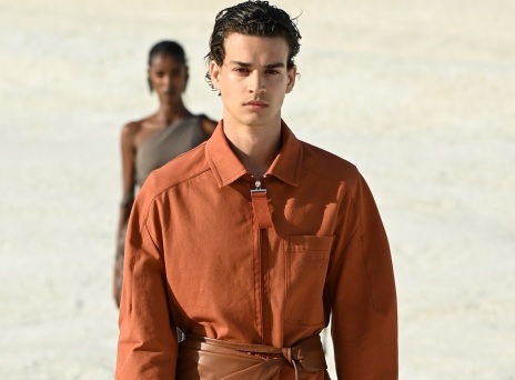 Το μοντέλο Ανδρέας Αθανασόπουλος σε επίδειξη μόδας του Jacquemus