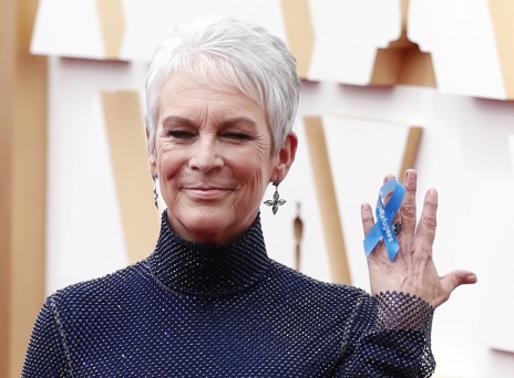 Oscars 2022: Η Jamie Lee Curtis κρατά την κορδέλα «με τους πρόσφυγες» για την Ουκρανία