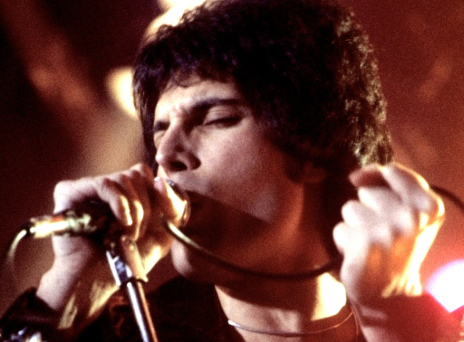 freddie_mercury_performing_in_new_haven_ct_november_1977_cropped.jpg