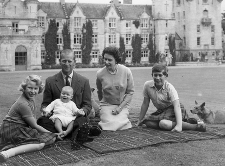 Βασίλισσα Ελισάβετ και πρίγκιπας Φίλιππος, με τα παιδιά τους: πρίγκιπα Άντριου, πριγκίπισσα Άννα και πρίγκιπα Κάρολο