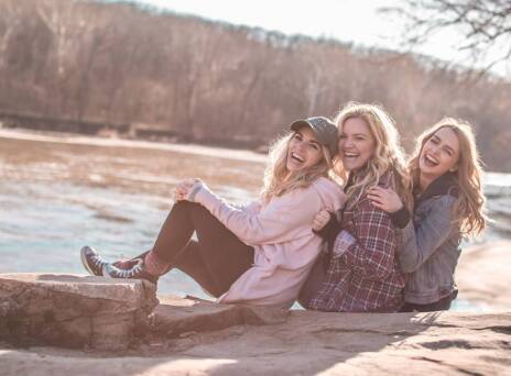 Τρεις φίλες δίπλα σε ποτάμι