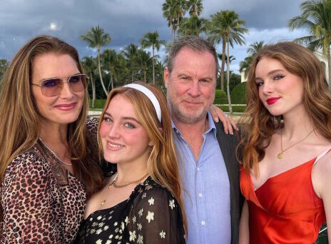 Η Μπρουκ Σιλντς με την οικογένειά της