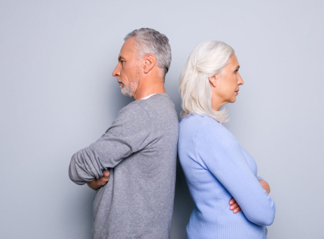 Άντρας και γυναίκα με γκρίζα μαλλιά 