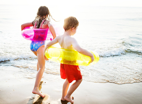 Παιδιά στην παραλία.