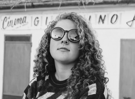 Ένα κορίτσι.