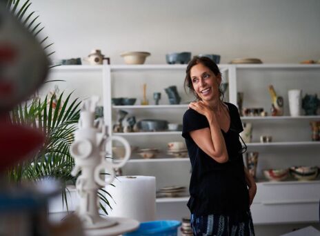 Γυναίκα στο εργαστήριο της