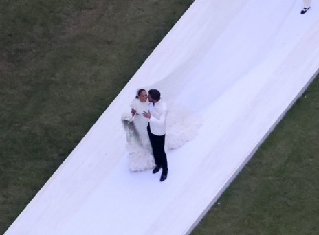 Η Τζένιφερ Λόπεζ και ο Μπεν Άφλεκ παντρεύτηκαν για δεύτερη φορά σε μια μεγαλειώδη τελετή 