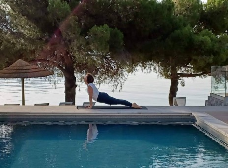 Η Ελλιάνα Σίνου μας μιλά για τα πολύτιμα μαθήματα της γιόγκα, γιατί ασχολήθηκε με τη Iyengar και για τα retreats που διοργανώνει στο νησάκι Τριζόνια. 