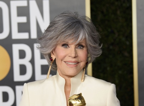 Η Jane Fonda κρατά το χρυσό αγαλματάκι των Όσκαρς