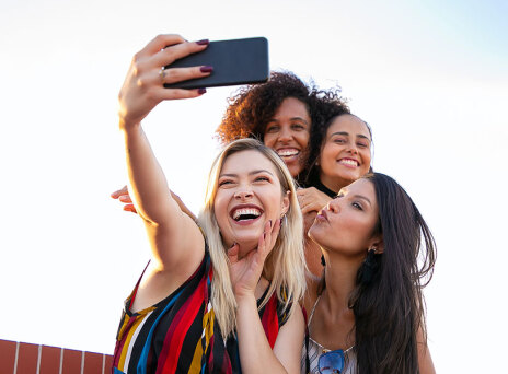 4 γυναίκες βγάζουν σέλφι