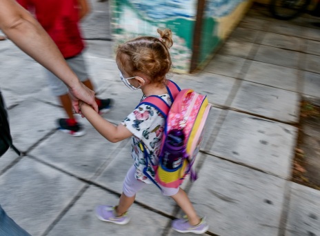 Tips για την προσαρμογή των παιδιών στο σχολείο: Πώς να βοηθήσετε τα παιδιά σας για τη νέα εμπειρία τους.