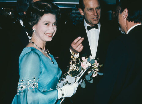 Η Βασίλισσα Ελισάβετ και ο πρίγκιπας Φίλιππος στην πρεμιέρα του βρετανικού φιλμ «Φόνος στο Οριάν Εξπρές» στο Shaftesbury Avenue, Λονδίνο, 1974