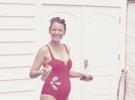 Η Blake Lively με μαγιό στην τέταρτη εγκυμοσύνη της
