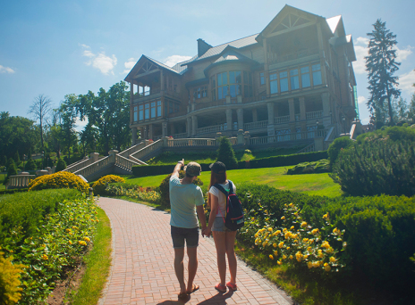 Νεαρό ζαυγάρι μπροστά από πολυτελές σπίτι