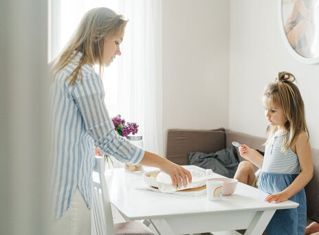 Μαμά με κοριτσάκι τρώνε πρωινό