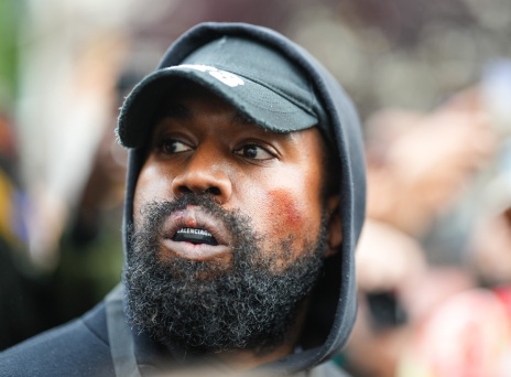 Την πρώτη του εμφάνιση ως μοντέλο έκανε ο ράπερ Κάνιε Γουέστ, για τις ανάγκες της επίδειξης του διάσημου οίκου Balenciaga στην Εβδομάδα Μόδας στο Παρίσι.